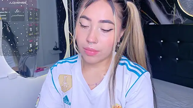 Snapshot of Manuela_Velvet chatting on November 30, 4:27 am Manuela Velvet online show from November 30, 4:27 am