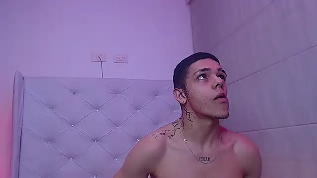 Snapshot of Noah_and_kim69 chatting on December 1, 5:45 am Noah and kim69 online show from December 1, 5:45 am