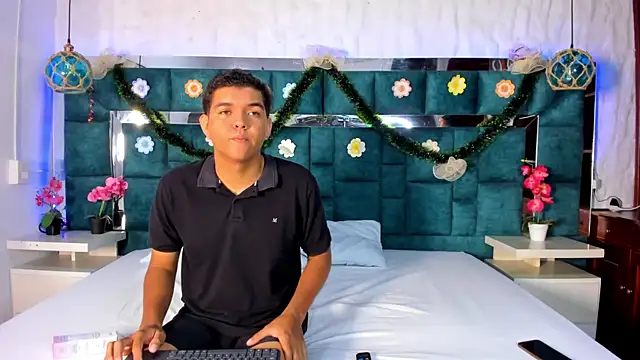  bonnyandclyde online show from December 19, 12:01 pm