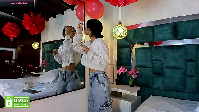  bonnyandclyde online show from February 18, 12:01 pm