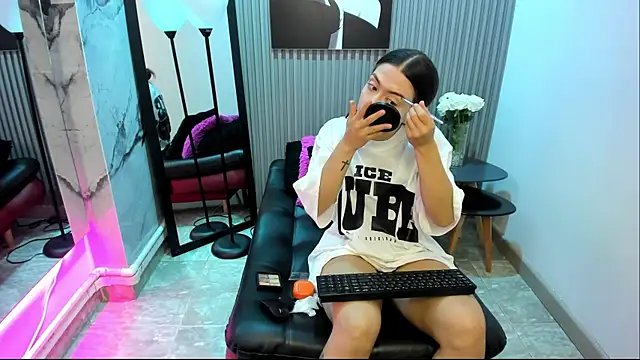 Violettacamss 69 online show from November 27, 4:42 pm