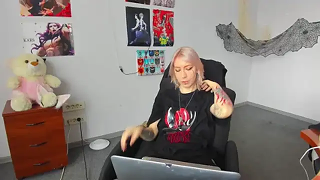 Snapshot of AuraliLi chatting on December 17, 10:21 am AuraliLi online show from December 17, 10:21 am