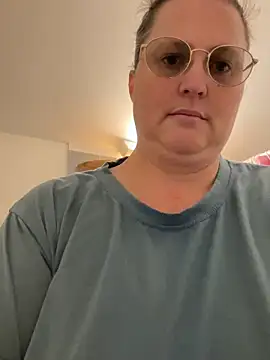 bea french curvy online show from February 1, 8:40 pm