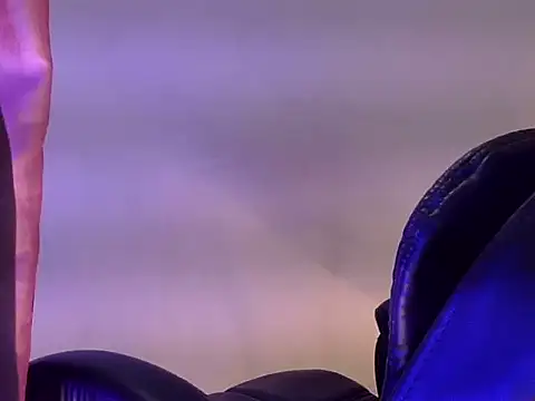 Snapshot of cute_girl1213 chatting on December 3, 3:54 pm cute girl1213 online show from December 3, 3:54 pm