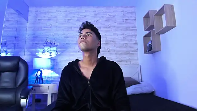 Simon Pernia online show from November 30, 6:34 pm