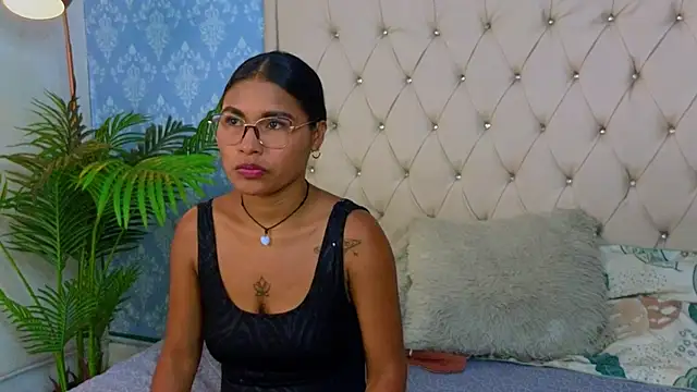 Miaa Collinss online show from November 28, 8:33 pm