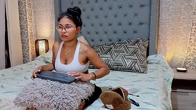 Miaa Collinss online show from November 29, 8:34 pm