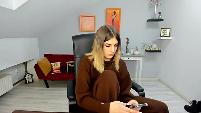 SarahOwenn online show from December 17, 8:15 pm