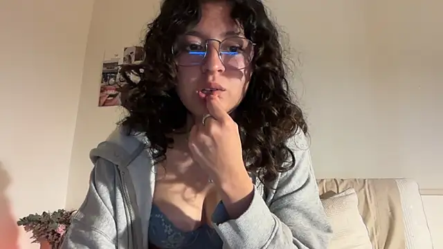 Alicatcua  online show from March 23, 2:04 am