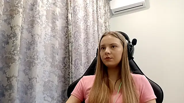 Snapshot of CrackShirker chatting on December 16, 8:08 am CrackShirker online show from December 16, 8:08 am