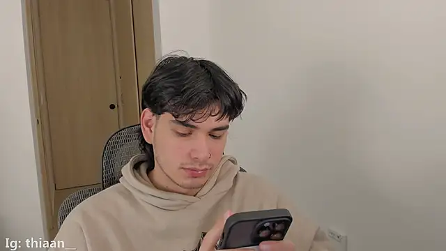 Snapshot of thiaann chatting on November 28, 10:34 pm thiaann online show from November 28, 10:34 pm