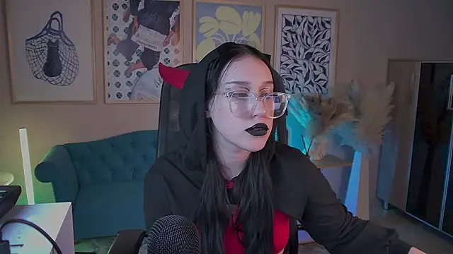 VivianMalone online show from December 3, 3:10 pm