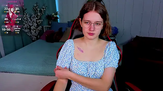 Mia Mooore online show from March 7, 1:30 pm