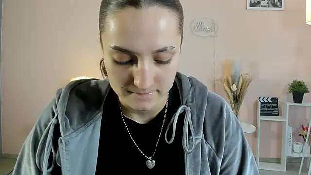 ShelieThetford online show from December 5, 10:13 am