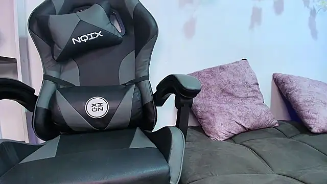 brunette candyy  online show from January 10, 1:35 pm