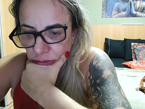 Snapshot of Eupholia chatting on December 3, 3:25 am Eupholia online show from December 3, 3:25 am