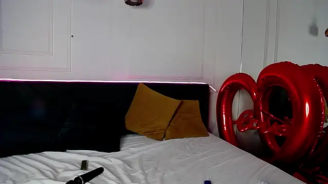 RavenFoxxy online show from February 22, 6:35 am