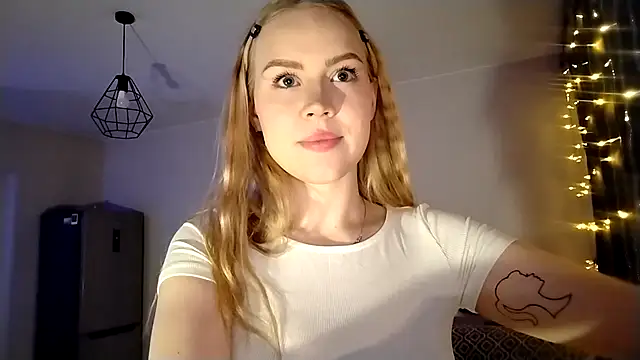 LunaPeony online show from March 5, 5:42 pm