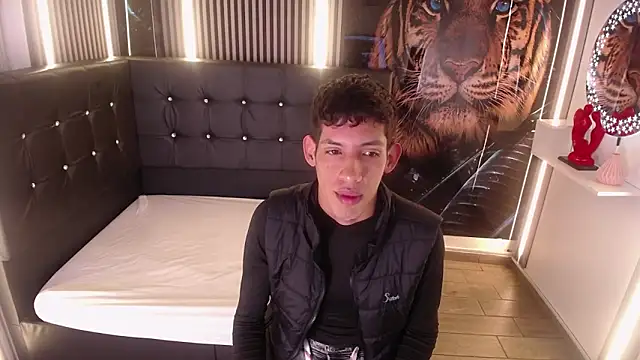 Snapshot of AleJines__ chatting on December 2, 11:37 am AleJines online show from December 2, 11:37 am