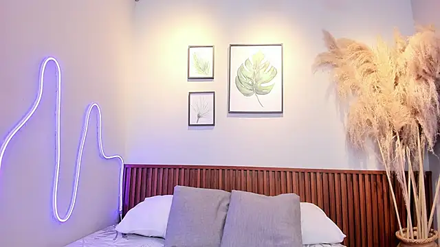 MIAROGGERSS online show from March 20, 3:55 am