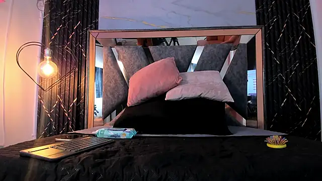 Hotty redd online show from December 3, 7:45 pm