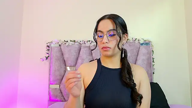 Snapshot of iris_and_damian chatting on January 10, 4:42 pm iris and damian online show from January 10, 4:42 pm