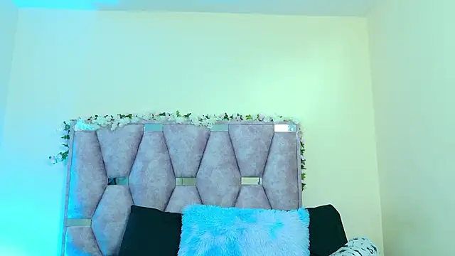 Snapshot of iris_and_damian chatting on February 1, 4:16 pm iris and damian online show from February 1, 4:16 pm