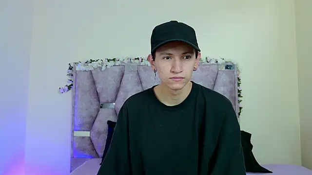 Snapshot of iris_and_damian chatting on February 10, 5:17 pm iris and damian online show from February 10, 5:17 pm