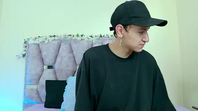 Snapshot of iris_and_damian chatting on February 11, 5:18 pm iris and damian online show from February 11, 5:18 pm