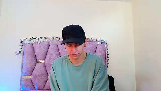 Snapshot of iris_and_damian chatting on February 12, 5:19 pm iris and damian online show from February 12, 5:19 pm