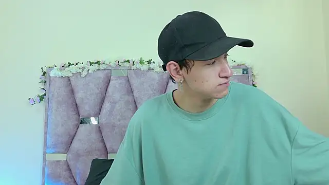 Snapshot of iris_and_damian chatting on February 13, 5:20 pm iris and damian online show from February 13, 5:20 pm