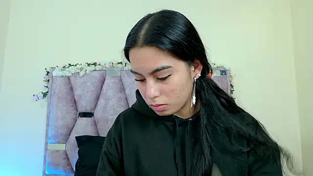 Snapshot of iris_and_damian chatting on February 14, 5:21 pm iris and damian online show from February 14, 5:21 pm