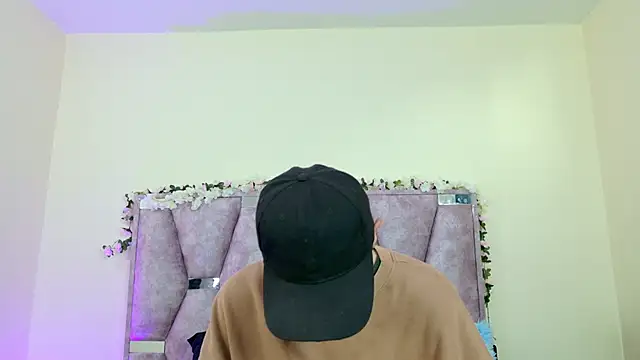 Snapshot of iris_and_damian chatting on February 18, 5:20 pm iris and damian online show from February 18, 5:20 pm