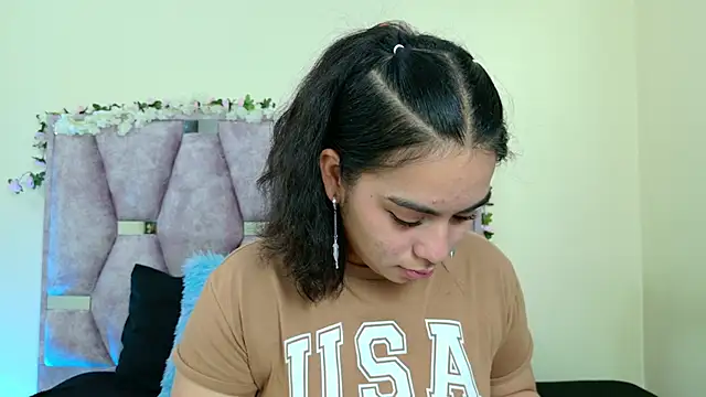 Snapshot of iris_and_damian chatting on February 19, 5:20 pm iris and damian online show from February 19, 5:20 pm