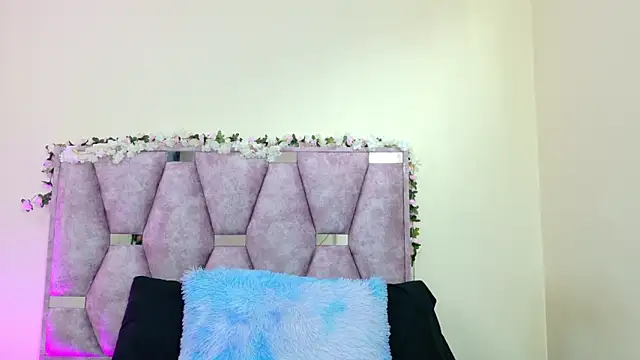 Snapshot of iris_and_damian chatting on February 20, 5:24 pm iris and damian online show from February 20, 5:24 pm