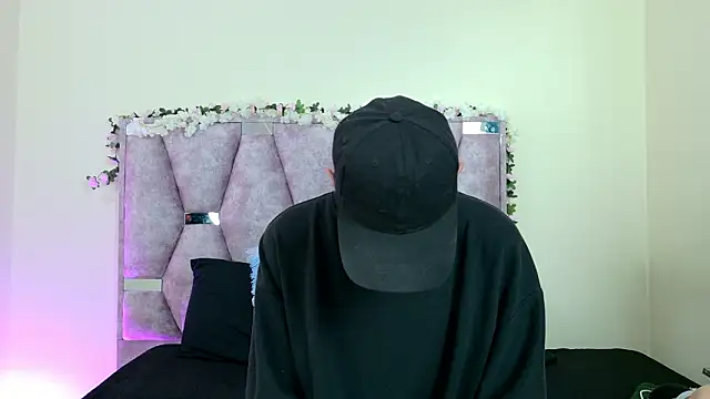 Snapshot of iris_and_damian chatting on February 22, 5:22 pm iris and damian online show from February 22, 5:22 pm