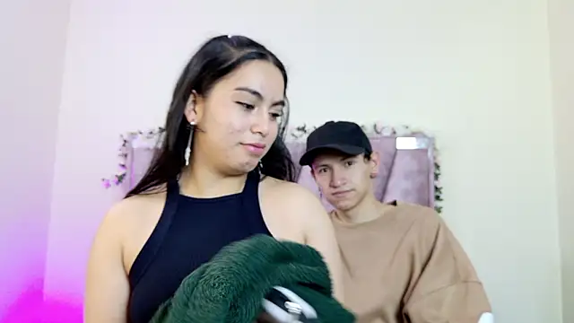 Snapshot of iris_and_damian chatting on February 24, 5:22 pm iris and damian online show from February 24, 5:22 pm