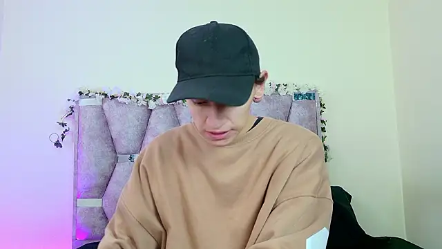 Snapshot of iris_and_damian chatting on March 4, 10:32 am iris and damian online show from March 4, 10:32 am