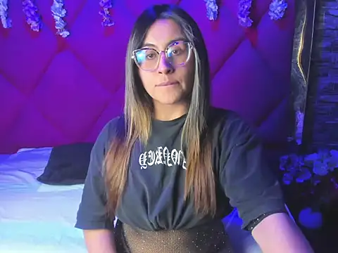 Snapshot of Freyaa_Millerr_ chatting on December 4, 3:27 am Freyaa Millerr online show from December 4, 3:27 am