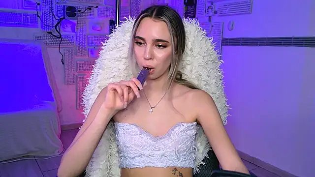 KimPorins online show from March 18, 4:54 pm