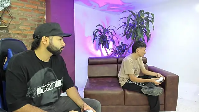 HotThreesoome online show from December 18, 12:55 pm