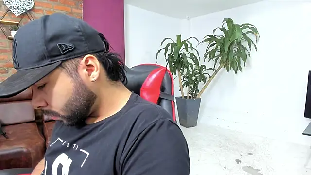 HotThreesoome online show from January 17, 1:05 pm