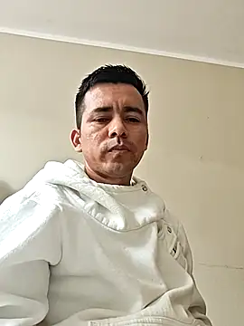 Snapshot of Robehts chatting on December 4, 9:12 pm Robehts online show from December 4, 9:12 pm