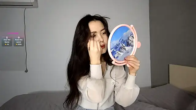 Snapshot of OleneBouras chatting on December 14, 9:25 am OleneBouras online show from December 14, 9:25 am