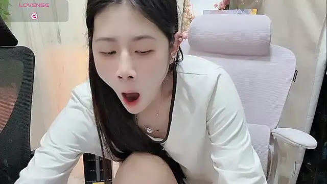 Yvonne-07 online show from March 7, 4:37 pm