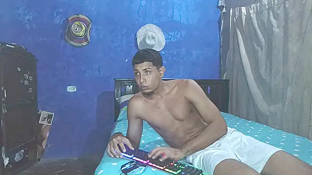 Snapshot of Liam_Thomas chatting on December 14, 11:09 pm Liam Thomas online show from December 14, 11:09 pm