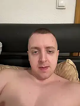 Snapshot of BezzBoii@xh chatting on February 13, 5:44 pm BezzBoiixh online show from February 13, 5:44 pm