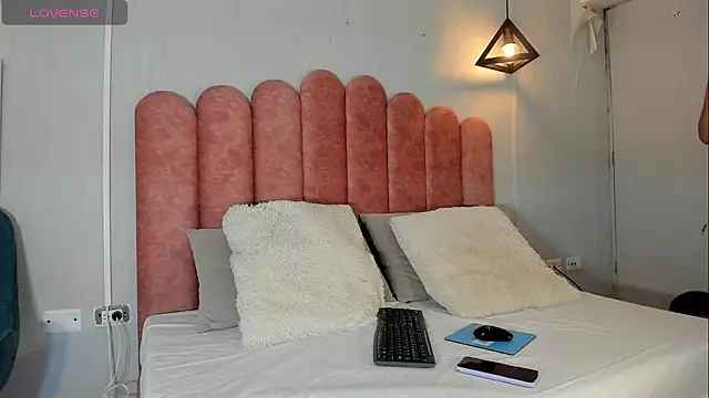 Snapshot of bella_jonnes_ chatting on December 17, 8:26 pm bella jonnes online show from December 17, 8:26 pm