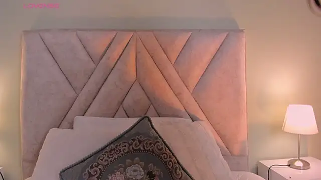 Amelia Saenz  online show from February 17, 7:09 pm