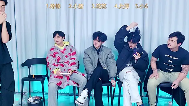 Snapshot of QYBOYS_010 chatting on December 16, 2:33 pm QYBOYS 010 online show from December 16, 2:33 pm